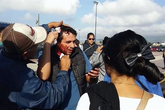 Se enfrentan maestros de la CNTE y antimotines en Morelia - enfrentamiento-michoacan