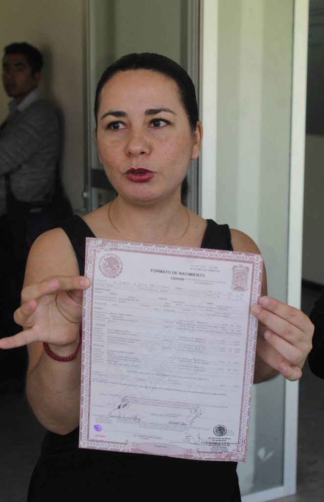 Registran a la primera infante en México cuyo primer apellido es el materno - eum20160706soc06-662x1024