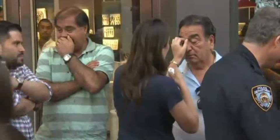 Artistas callejeras pelean con turistas en Times Square