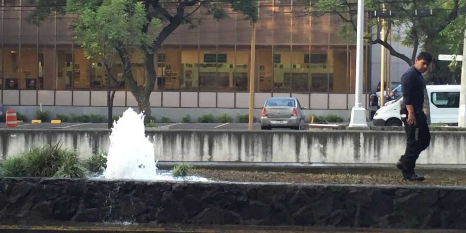 Fuga de agua en Ejército Nacional provoca afectaciones viales