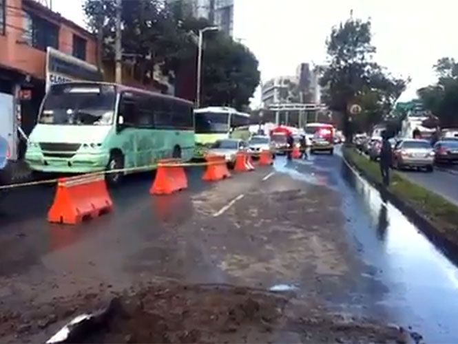 Fuga de agua provoca afectaciones viales en Constituyentes