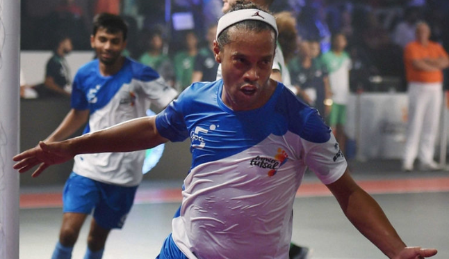 Video: Impresionante debut de Ronaldinho en India