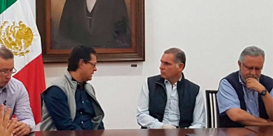 Se reúnen Gabino Cué y Roberto Campa previo a visita a Nochixtlán
