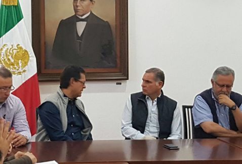 Se reúnen Gabino Cué y Roberto Campa previo a visita a Nochixtlán - gabino-cue-roberto-campa