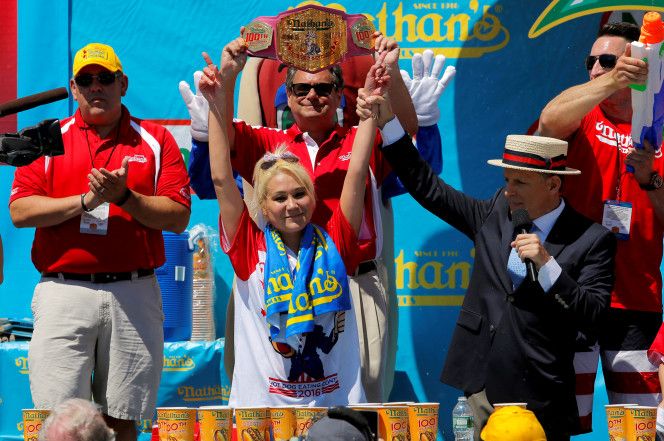 #Viral Come 38 hot dogs en diez minutos