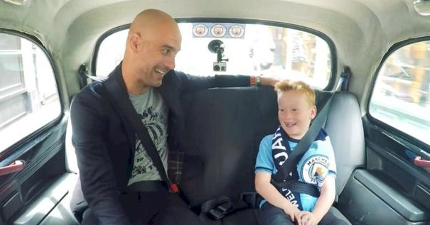 Guardiola pasea con un pequeño aficionado del City Guardiola pasea con un pequeño aficionado del City