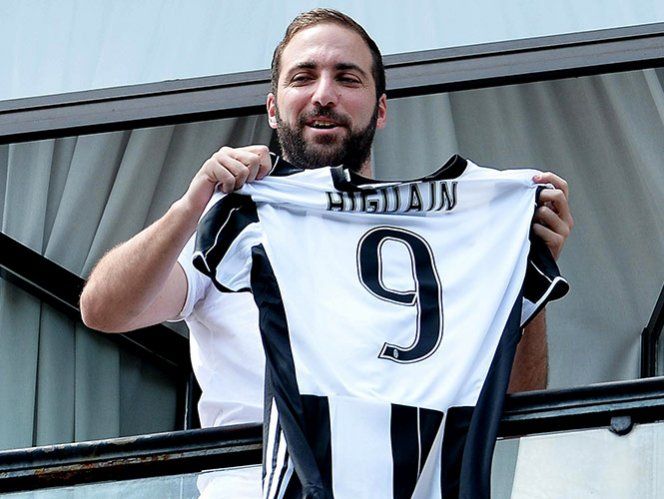 Presidente del Nápoles responde a críticas de Higuaín - higuain