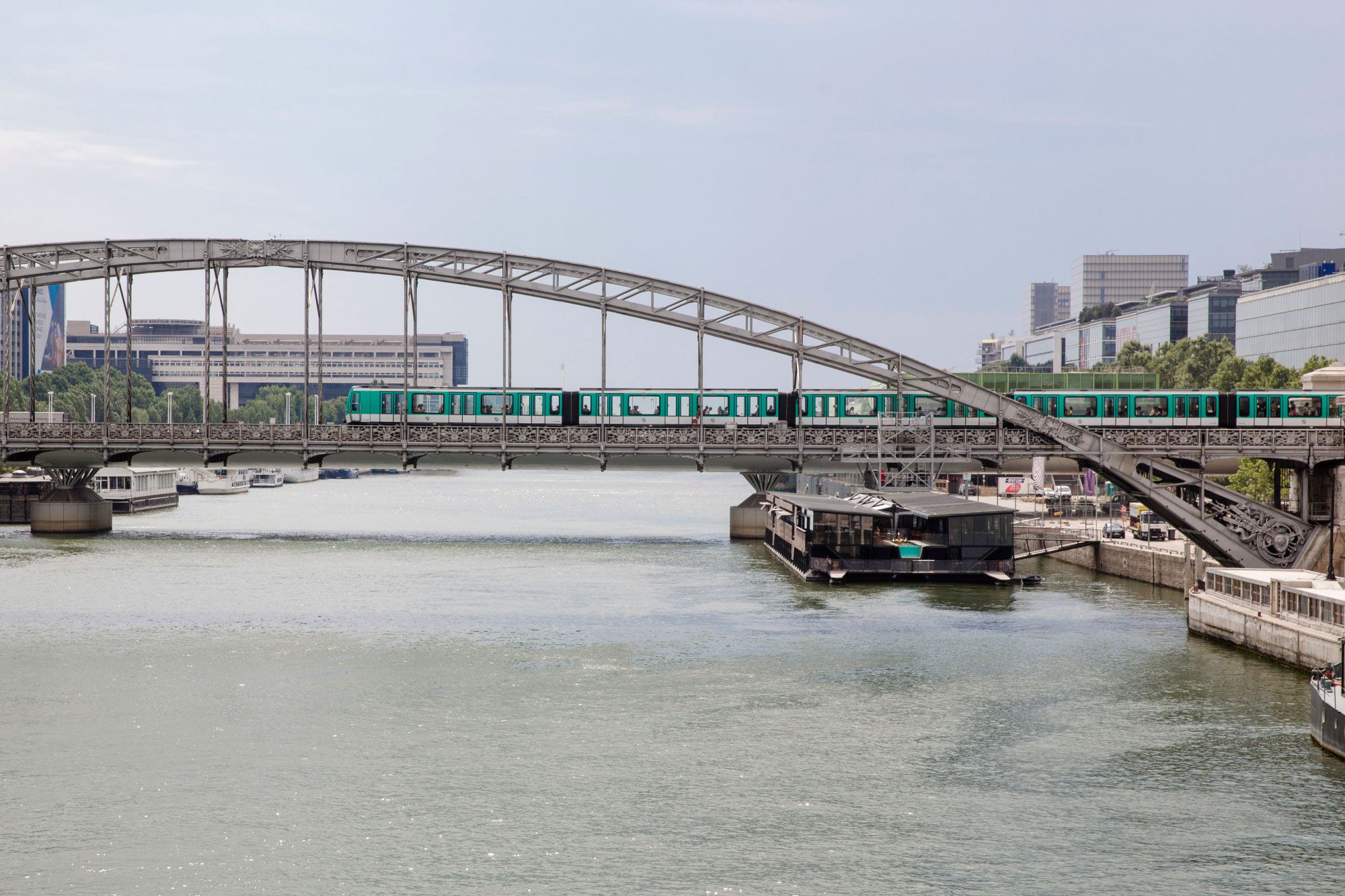 Nuevo hotel en medio del río Sena