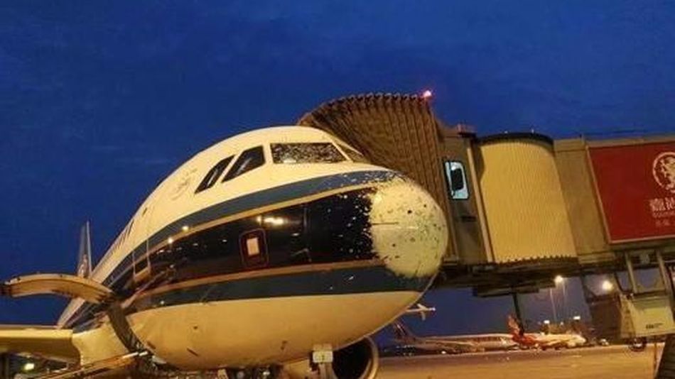 Tormenta de granizo daña a un avión mientras aterriza en China