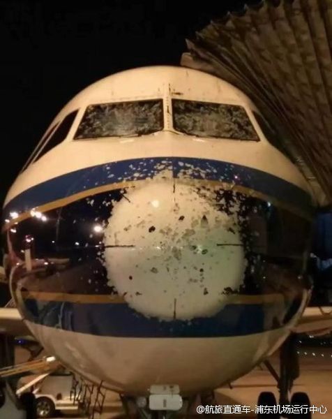 Tormenta de granizo daña a un avión mientras aterriza en China - https-2F2Fblueprint-api-production.s3.amazonaws.com2Fuploads2Fcard2Fimage2F1406422Fc4e5932dgw1f5podyly9rj20d80goaav