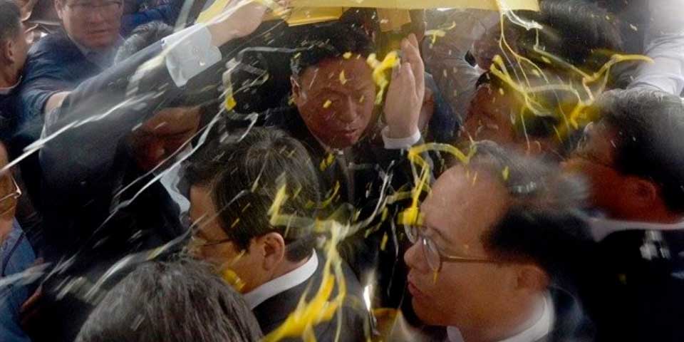 Video: lanzan botellas y huevos a primer ministro de Corea del Sur