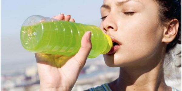 Bebidas isotónicas aumentan riesgo de padecer caries y obesidad en niños
