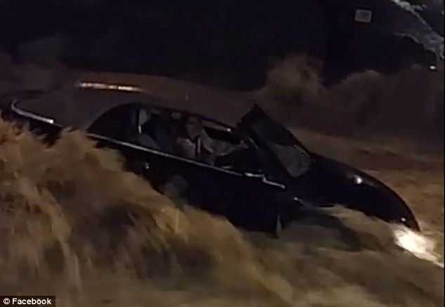 Video: con cadena humana salvan a mujer de ahogarse