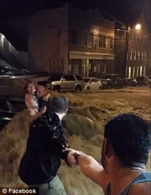 Video: con cadena humana salvan a mujer de ahogarse - inundacion-3