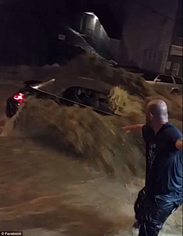 Video: con cadena humana salvan a mujer de ahogarse - inundacion-4