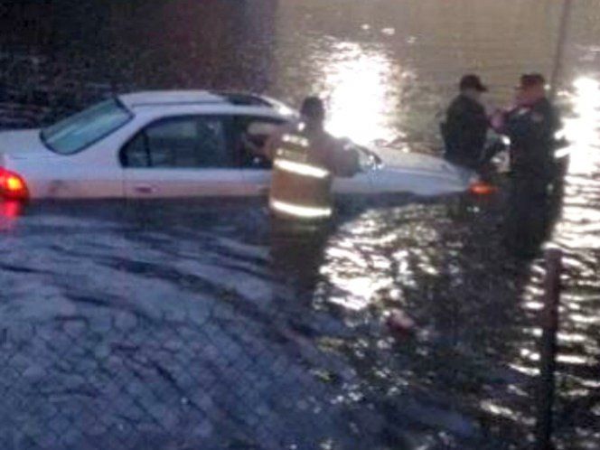 Inundación atrapa a dos automovilistas en la Ciudad de México