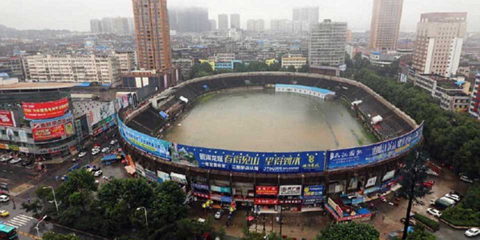 Lluvias inundan estadio de futbol en China
