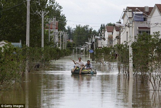 Lluvias inundan estadio de futbol en China - inundaciones-china-2