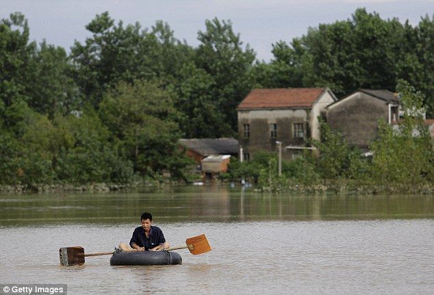 Lluvias inundan estadio de futbol en China - inundaciones-china-5