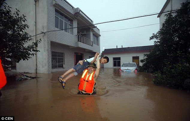 Lluvias inundan estadio de futbol en China - inundaciones-china-6