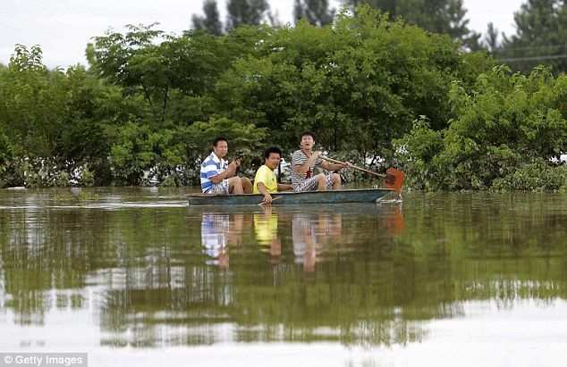 Lluvias inundan estadio de futbol en China - inundaciones-china-7