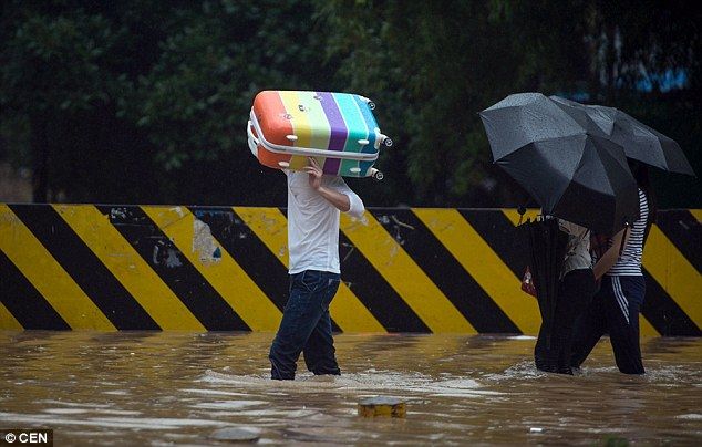 Lluvias inundan estadio de futbol en China - inundaciones-china-8