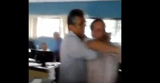 Video: funcionario municipal renuncia tras agredir a un hombre Video: funcionario municipal renuncia tras agredir a un hombre