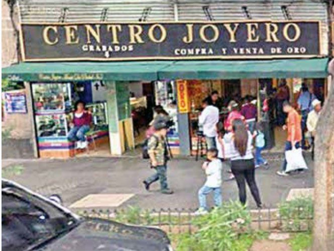 Atrapan a seis delincuentes al quedar encerrados en un elevador