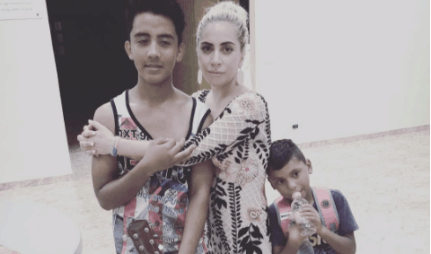 Lady Gaga le canta a niños huérfanos en Los Cabos