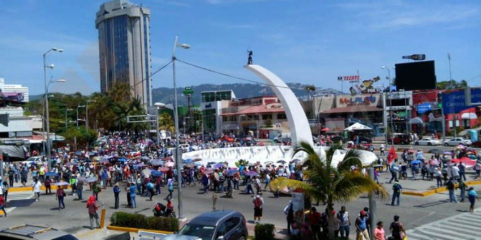 Maestros bloquearon la Costera Miguel Alemán