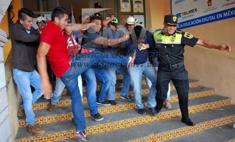 Salvan a ladrones de ganado de ser linchados en Edomex