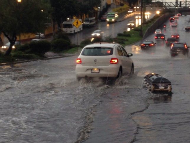 Lluvias provocan encharcamientos en la Ciudad de México