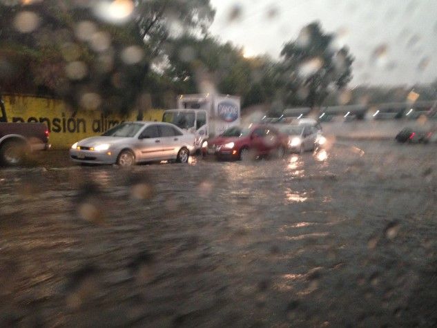 Lluvias provocan encharcamientos en la Ciudad de México - lluvia-CDMX-30junio-caramelin09