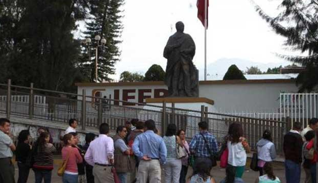 Bloquean maestros oficinas del IEEPO Bloquean maestros oficinas del IEEPO