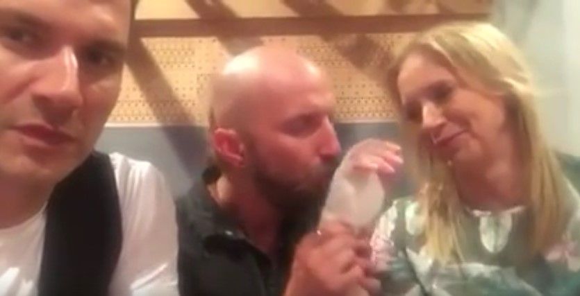 Video: presentadora de televisión sale herida por fallido truco de magia - mano-vendada