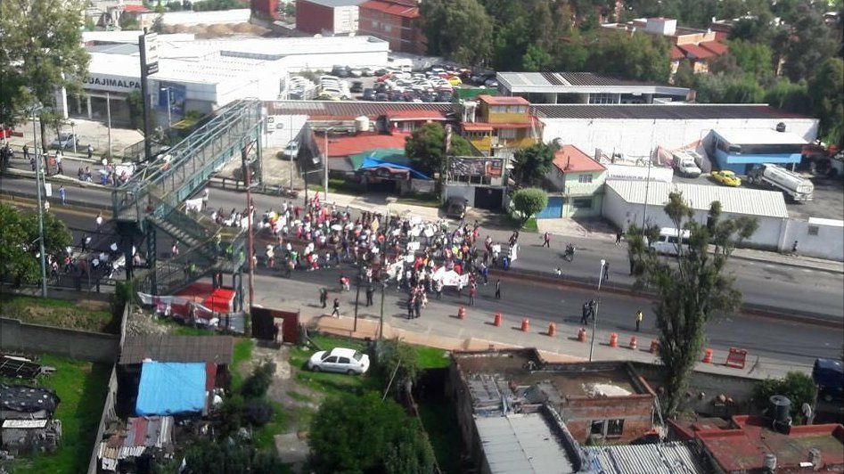 Manifestantes marchan sobre la México-Toluca - marcha-mexico-toluca-4