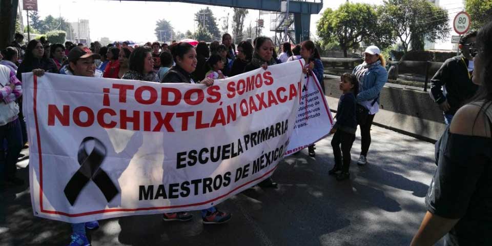 Manifestantes marchan sobre la México-Toluca
