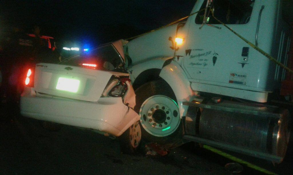 Muere pareja tras ser arrastrada en su auto por camión en Guerrero - matrimonio-guerrero-1024x614