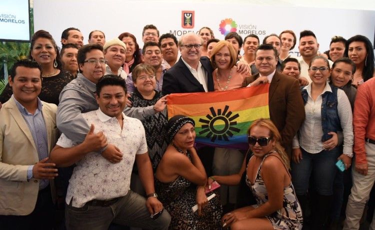 Gobernador de Morelos promulga matrimonio igualitario en el estado