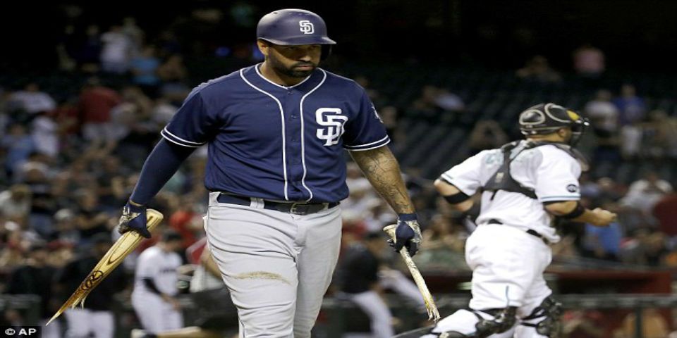 Beisbolista rompe su bat con la rodilla