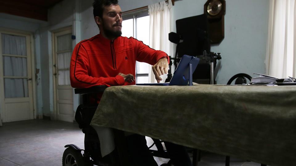 Exfutbolista escribe su vida desde una silla de ruedas