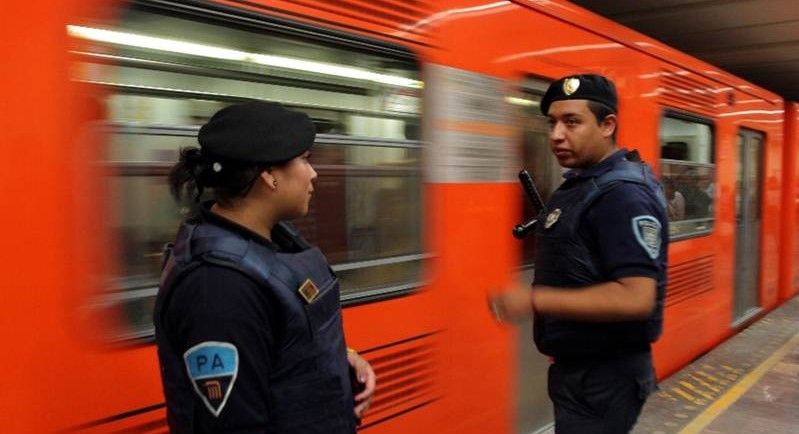 Muere hombre infartado en Metro Hidalgo