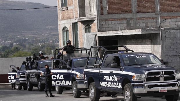 Asesinan a dos policías durante enfrentamiento en Michoacán