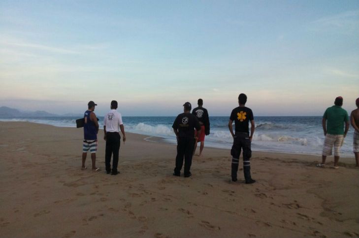 Muere turista arrastrado por las olas en Acapulco