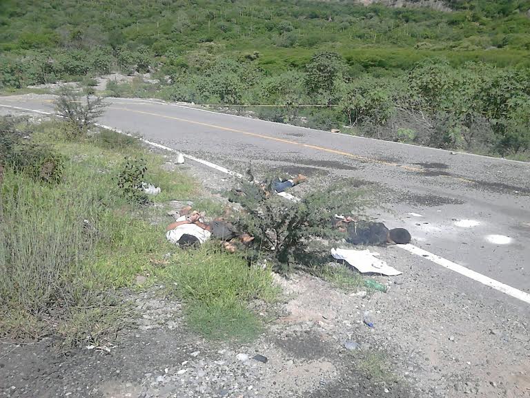 Encuentran cinco cuerpos en carretera de Guerrero - muertos-guerrero-Quadratin2