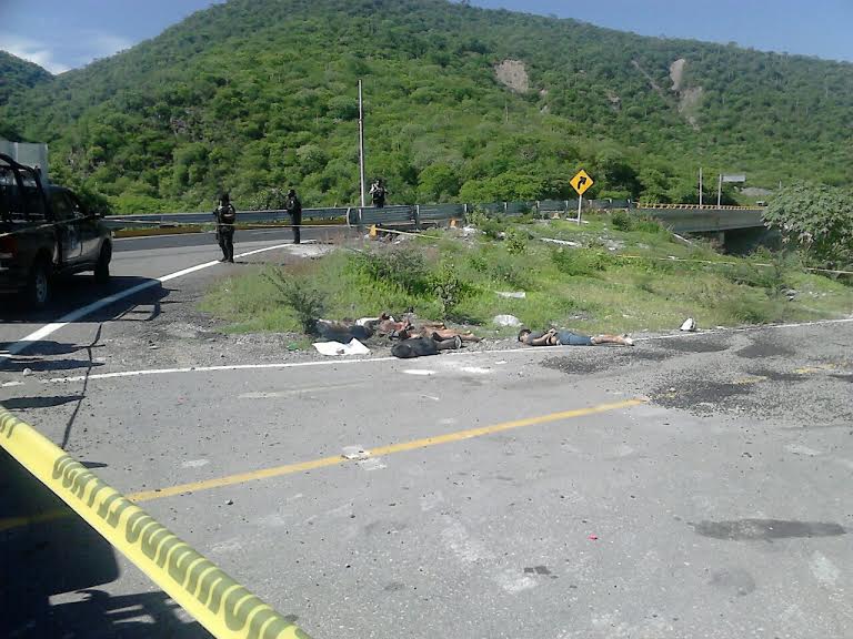Encuentran cinco cuerpos en carretera de Guerrero - muertos-guerrero-Quadratin3