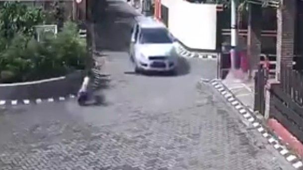 Video: atropellan a niña y sale ilesa Video: atropellan a niña y sale ilesa