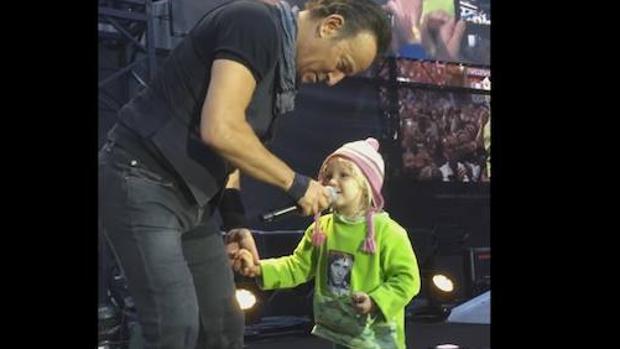 Video: Bruce Springsteen canta con niña de 4 años