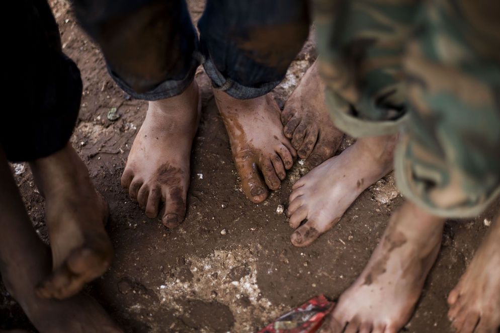 Dejan a sus hijos sin agua y descalzos en el desierto como castigo Dejan a sus hijos sin agua y descalzos en el desierto como castigo