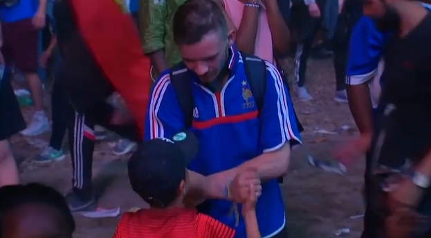 Video: niño consuela a seguidor de Francia